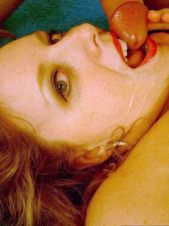 20P 天然赤毛の曲線美のクレアがベッドでセックスしながら大きなおっぱいを披露
