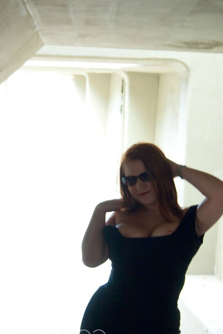 16P A vagabunda ruiva peituda Raylinn na janela exibindo seus enormes peitos BBW