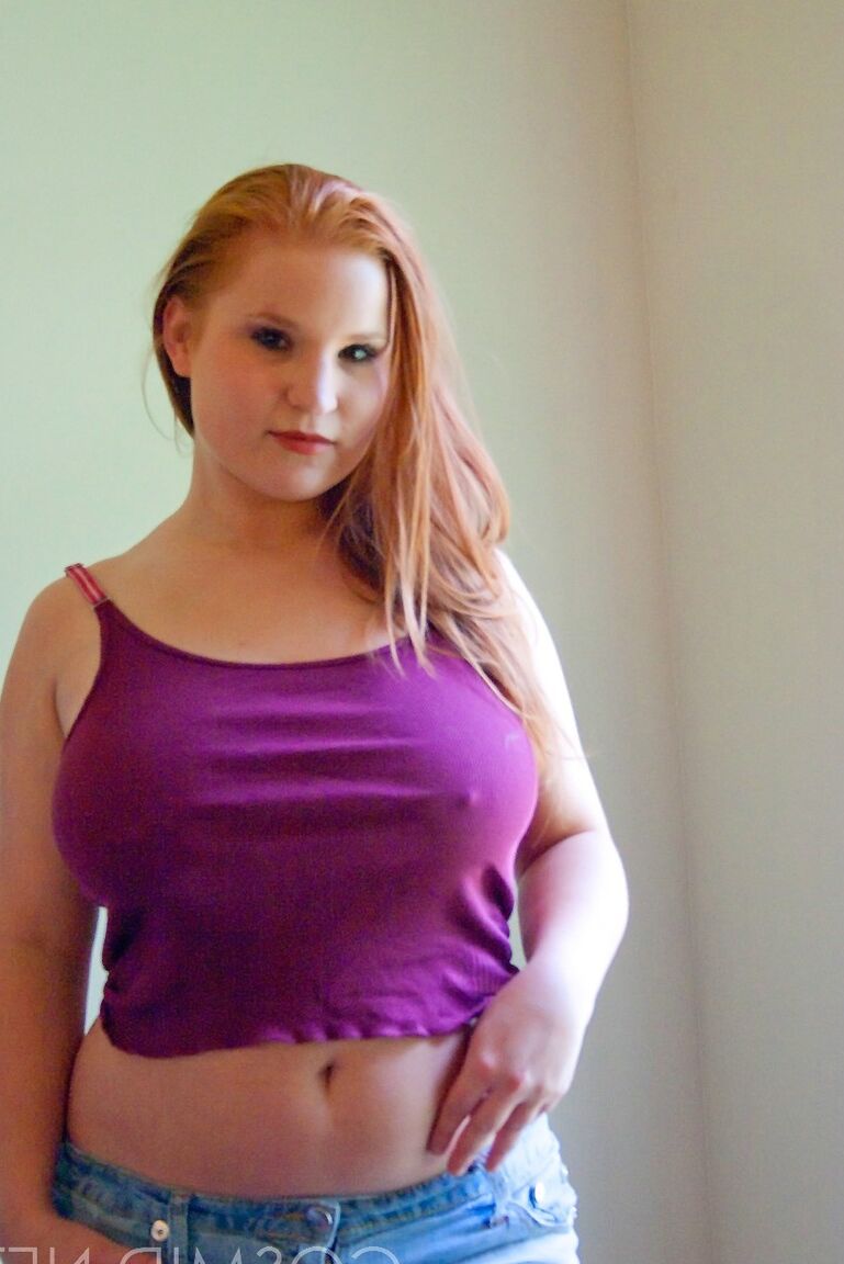 16P A vagabunda ruiva peituda Raylinn na janela exibindo seus enormes peitos BBW