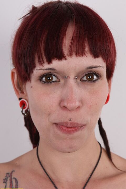 20P Petra, ruiva tatuada e com piercing, lança sua carreira de modelo nua