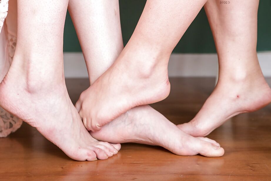 16P diques amadores descalços chupam os dedos das mãos, pés e vaginas uns dos outros
