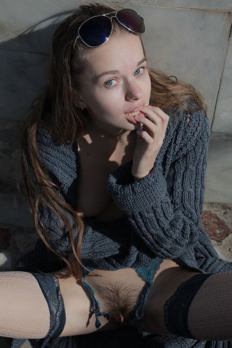 21P A adolescente sensual Milena D mostra sua buceta peluda em um casaco de lã
