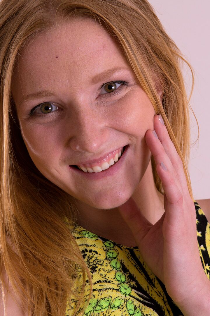16P La MILF amateur rousse Bambi montre ses beaux seins et ses sous-vêtements ternes sur le canapé