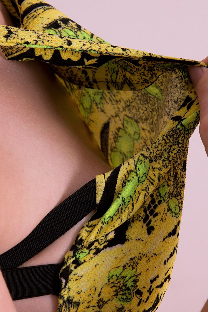 16P La MILF amateur rousse Bambi montre ses beaux seins et ses sous-vêtements ternes sur le canapé