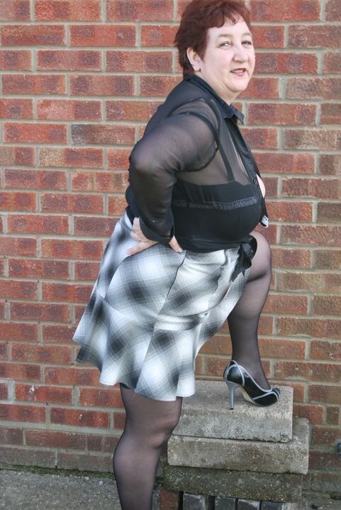 20P La rousse mature BBW Kinky Carol expose son string lors d'une action sous la jupe en plein air