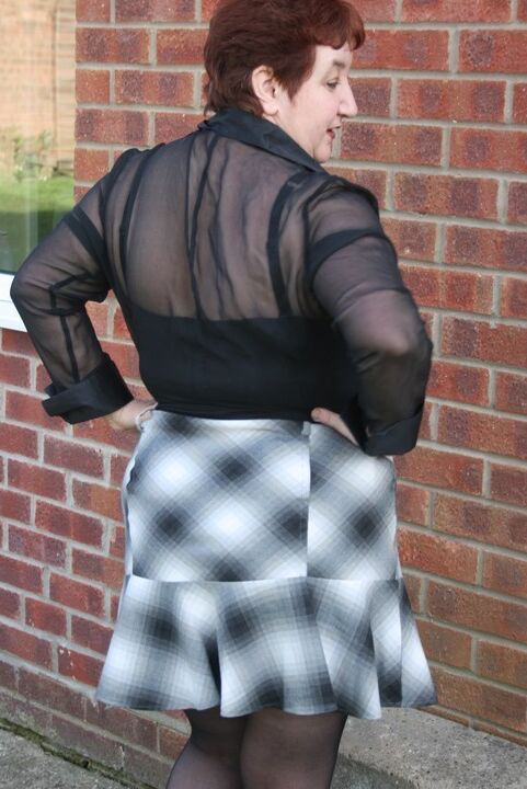 20P La rousse mature BBW Kinky Carol expose son string lors d'une action sous la jupe en plein air