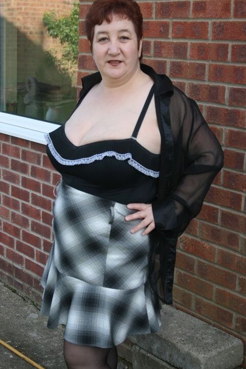 20P La rousse mature BBW Kinky Carol expose son string lors d'une action sous la jupe en plein air