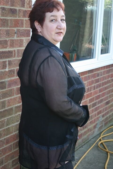 20P La rousse mature BBW Kinky Carol expose son string lors d'une action sous la jupe en plein air