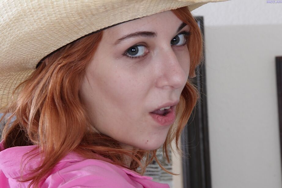 Nancy Reid, mannequin amateur 16P, fait ses débuts dans le porno en se déshabillant