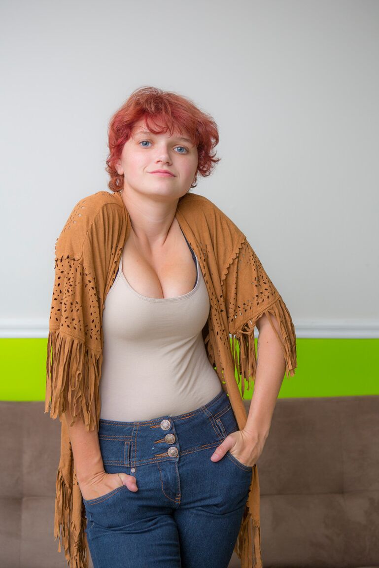 16P Redheaded amateur Naomi Cord pulls off her jeans and bra to spread wide