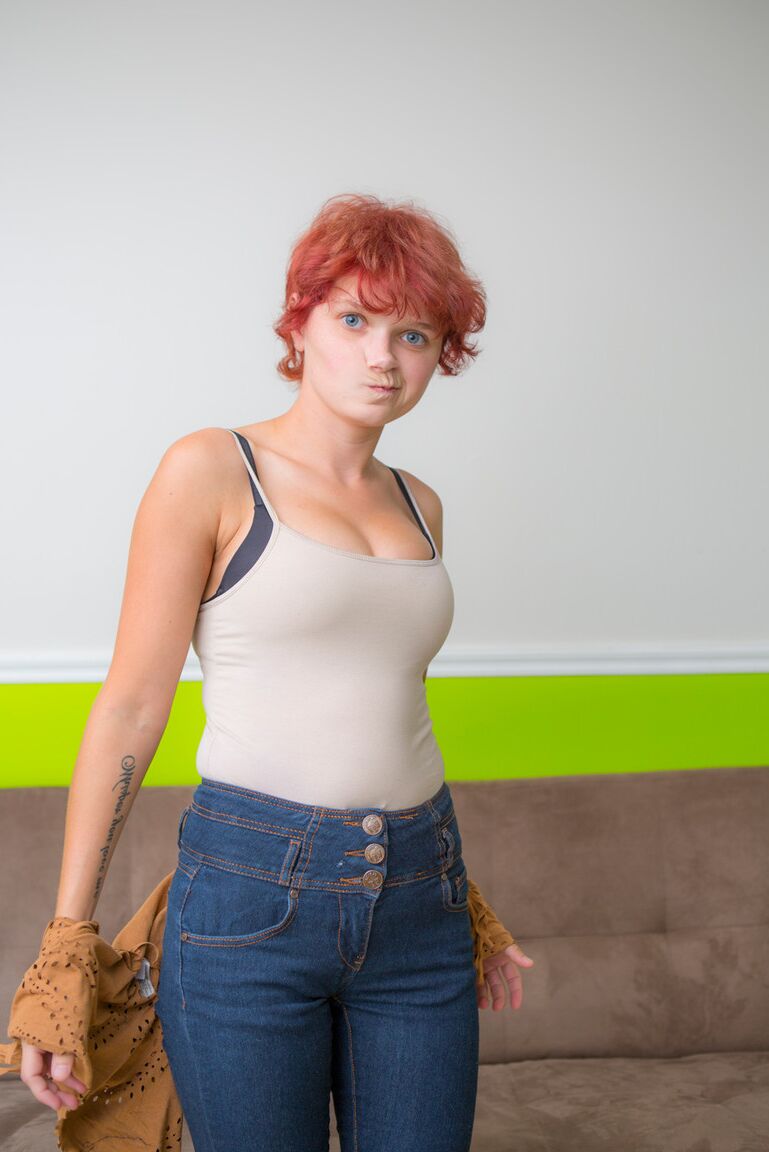 16P Redheaded amateur Naomi Cord pulls off her jeans and bra to spread wide