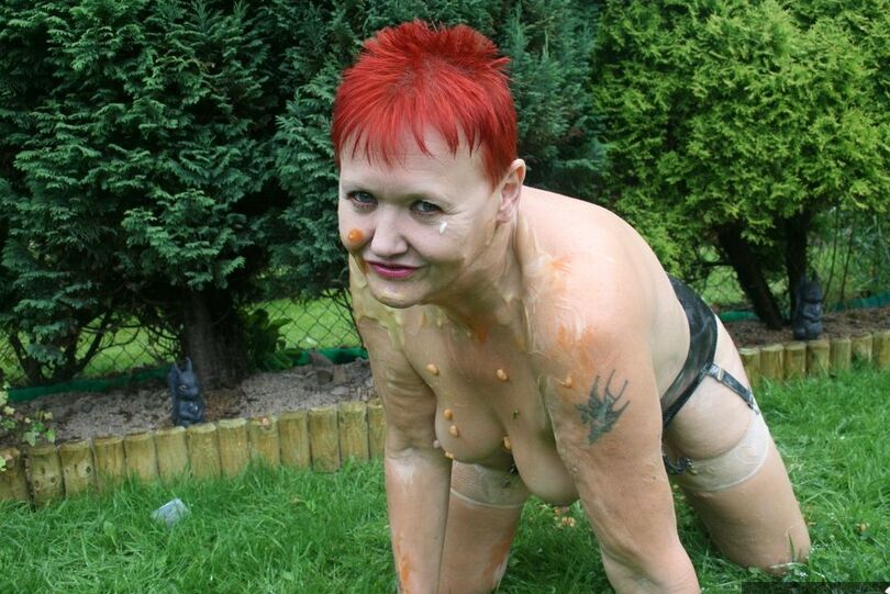 20P Vovó ruiva Valgasmic Exposed posa nua em um quintal com meia-calça