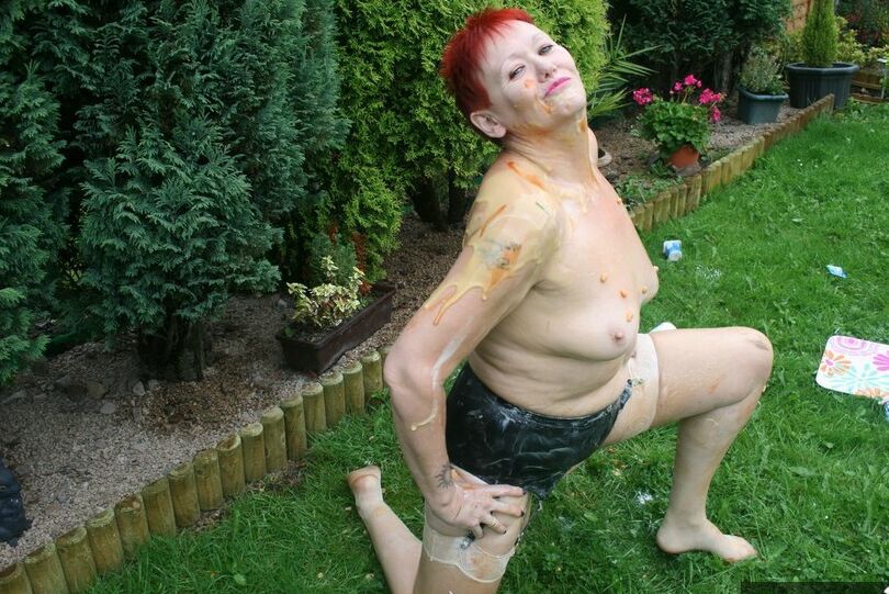 20P Vovó ruiva Valgasmic Exposed posa nua em um quintal com meia-calça