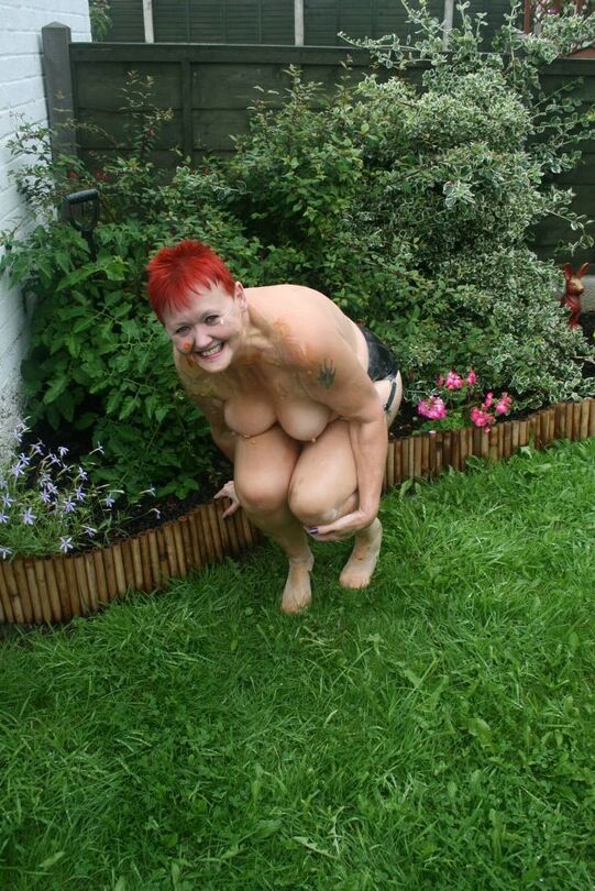 20P Vovó ruiva Valgasmic Exposed posa nua em um quintal com meia-calça