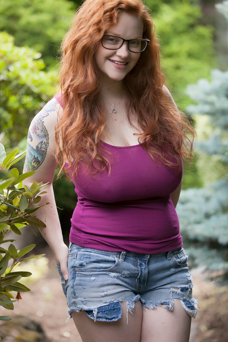 16P Adolescente ruiva natural expõe seu corpo grosso e seios grandes e flácidos na floresta