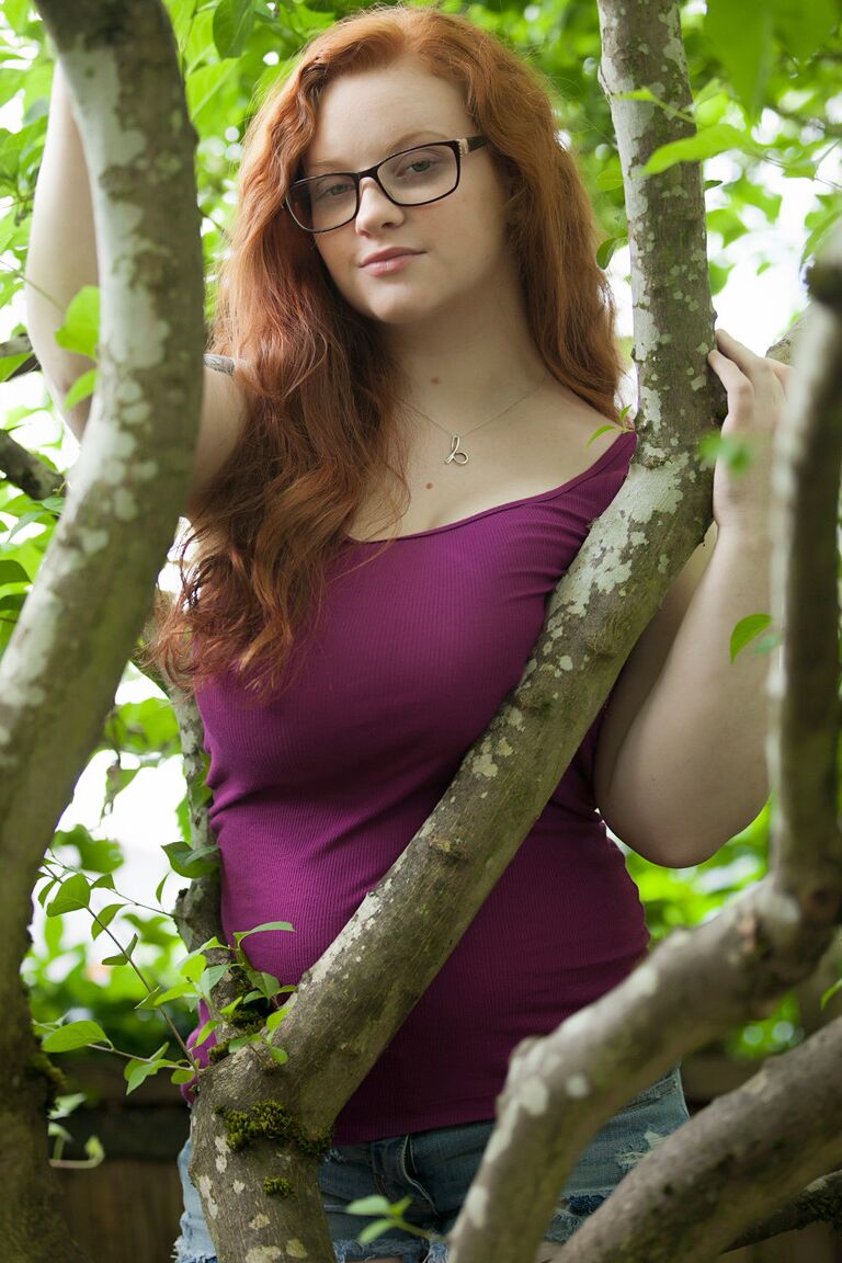 16P Adolescente ruiva natural expõe seu corpo grosso e seios grandes e flácidos na floresta