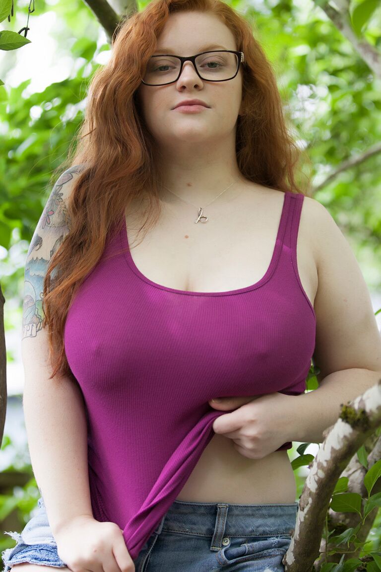 16P Adolescente ruiva natural expõe seu corpo grosso e seios grandes e flácidos na floresta