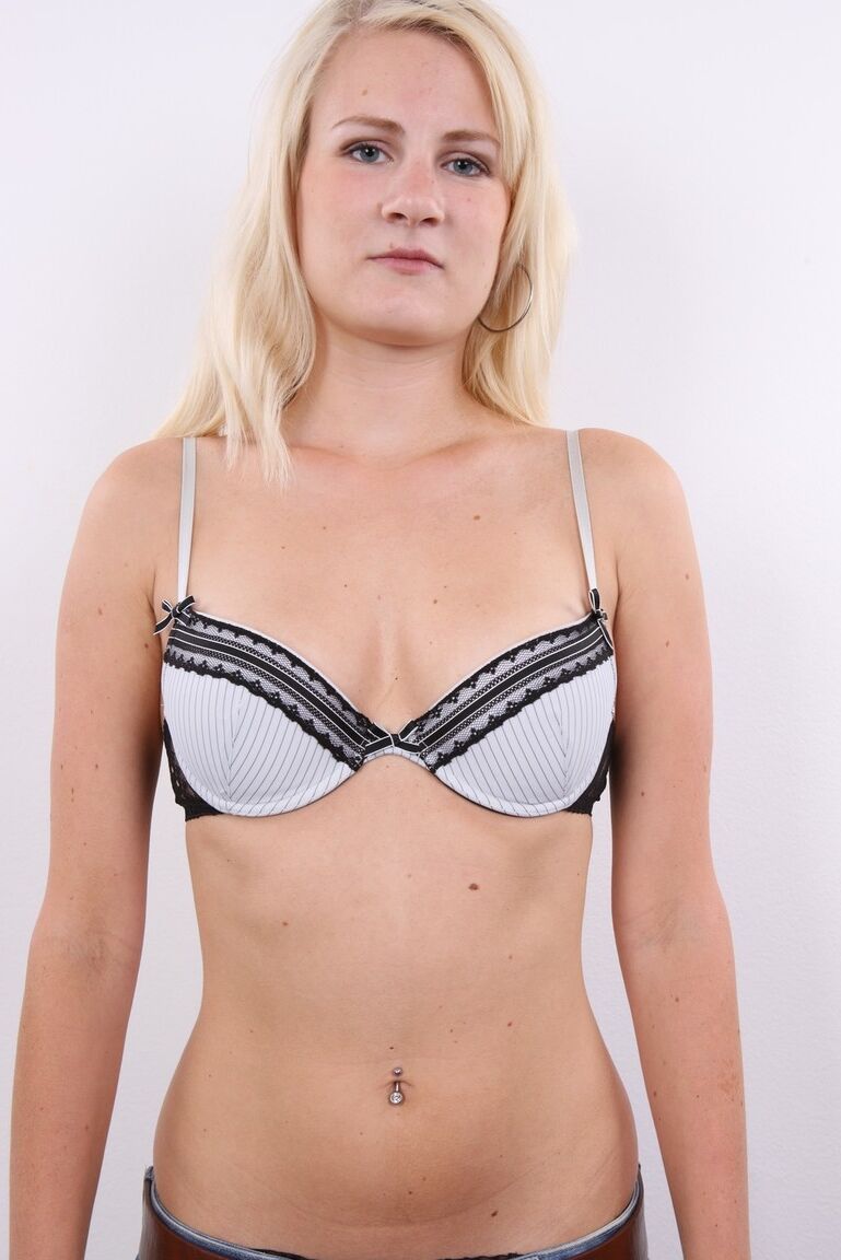 20P Die blonde Teenagerin Sandra sitzt auf einem Hocker, nachdem sie nach dem Ausziehen nackt dagestanden hat