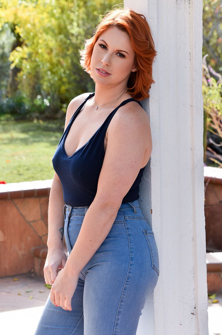 21P Schöne MILF Edyn neckt mit ihren großen Titten