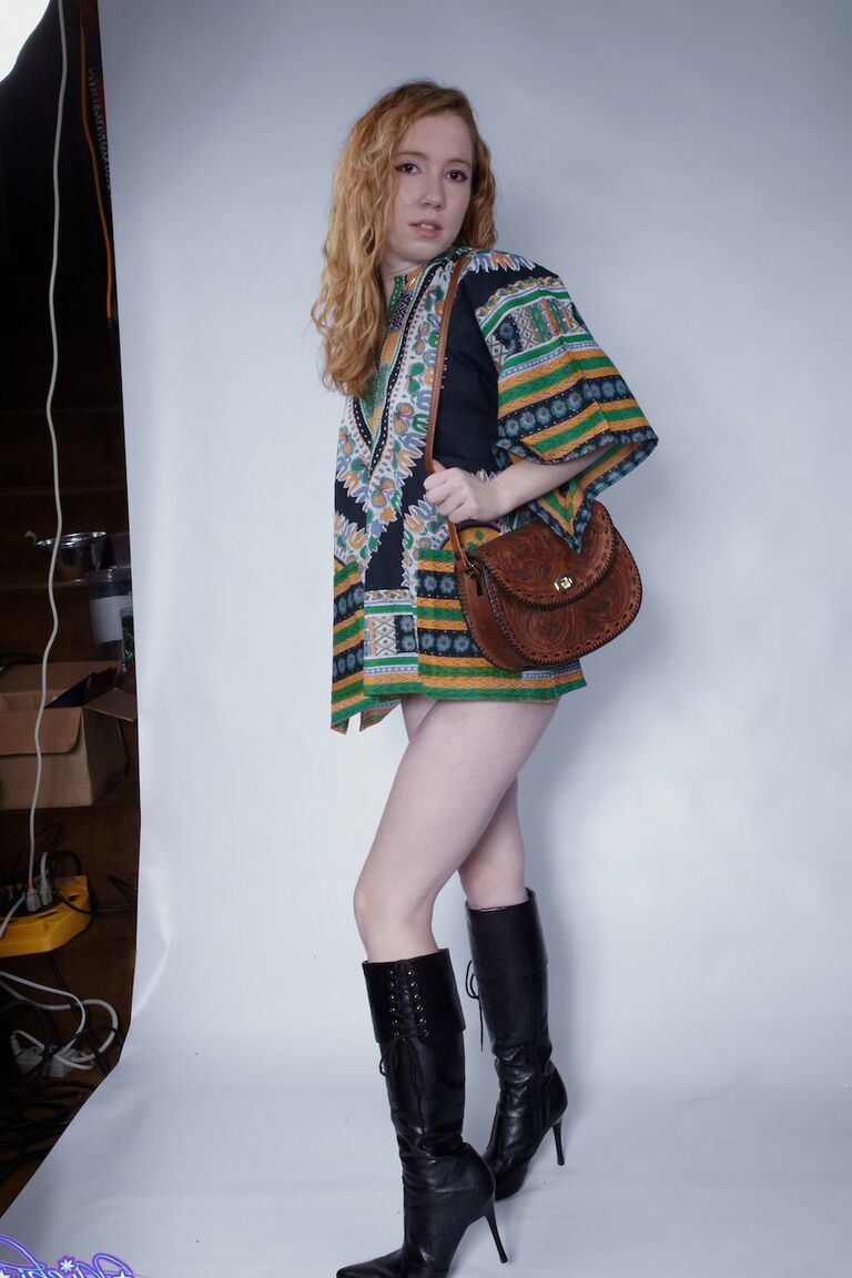21P Adorável hippie Nicki Blue tirando a roupa e as botas pretas