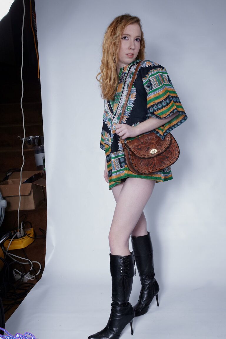 21P Adorável hippie Nicki Blue tirando a roupa e as botas pretas