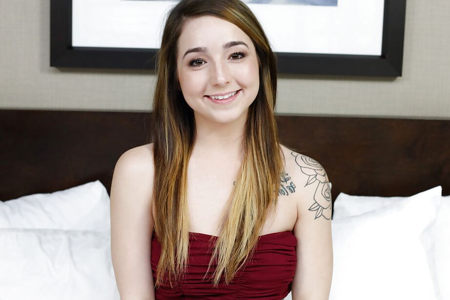 16P Bambi Brooks, mannequin amateur, exhibe sa chatte sans poils après s'être déshabillée.