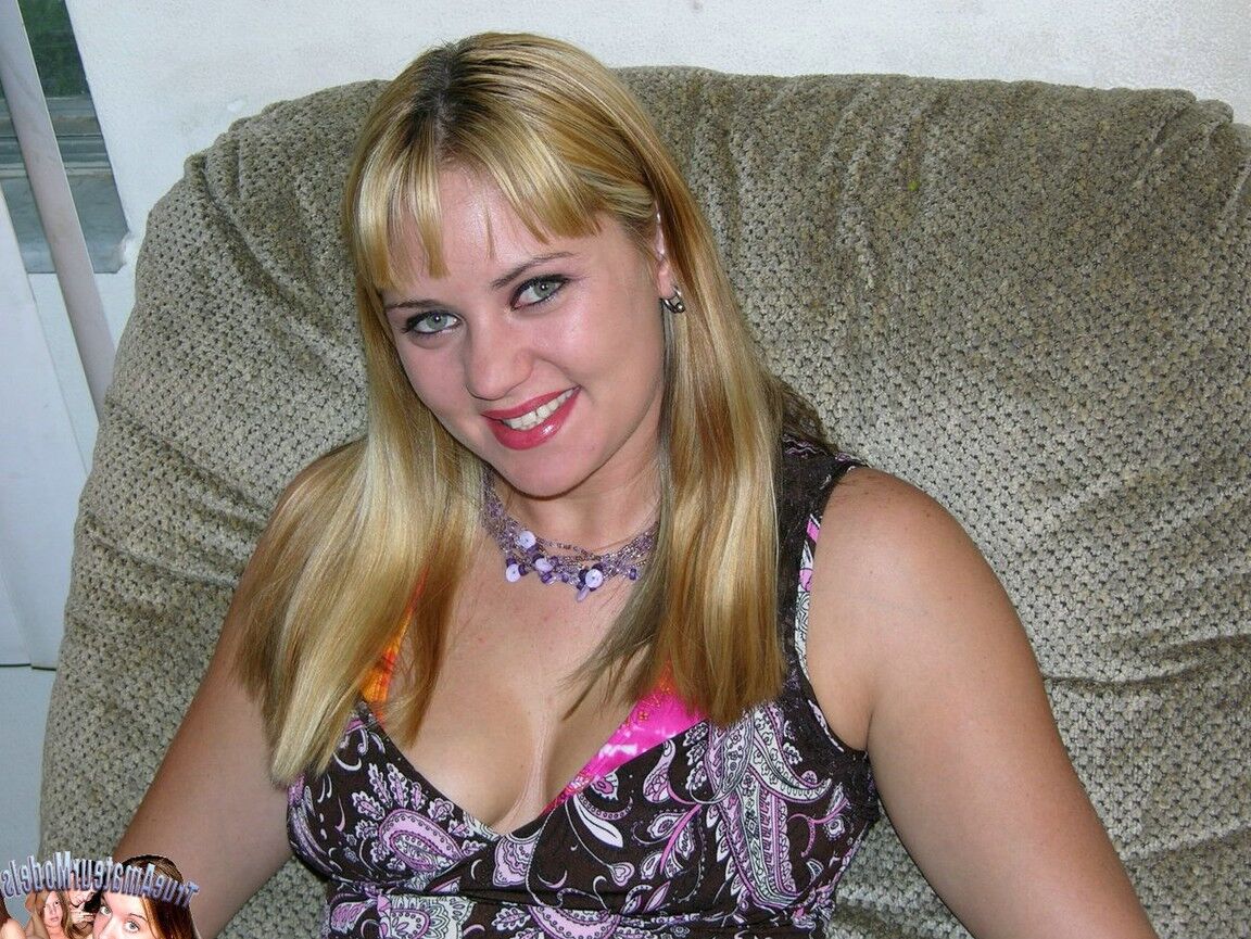 17P Joven blanca lanza su carrera como modelo desnuda en el sofá de una sala