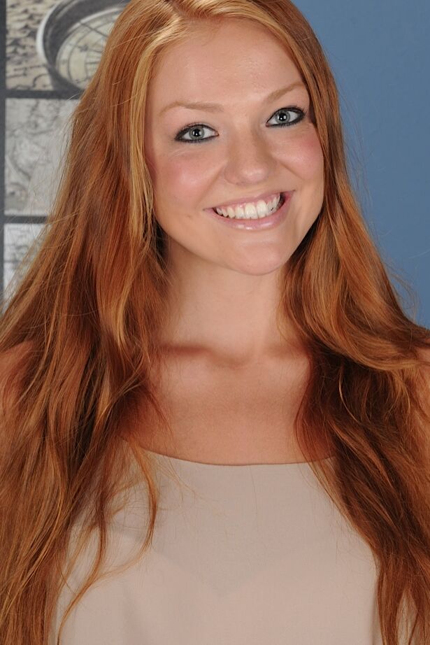 15P A linda ruiva Farrah Flower separa sua buceta adolescente depois de se despir