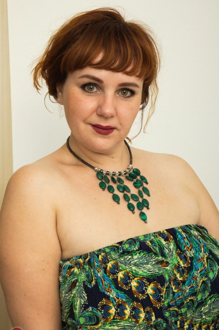 21P Katrin Porto, une grosse mature, expose ses aisselles et sa chatte poilues.