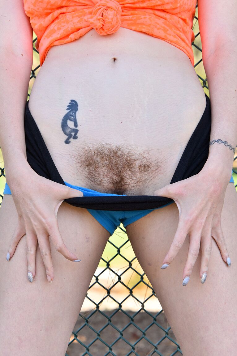 21P La impresionante pelirroja Lauren Phillips muestra su coño peludo