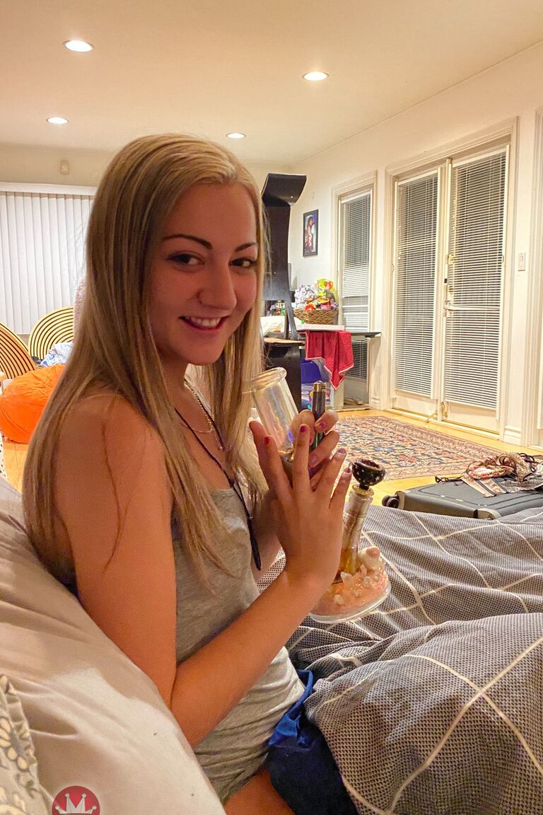 21P Lily Adams, une jeune coquine aux jambes fines, montre ses trous d'amour et ses petits seins.