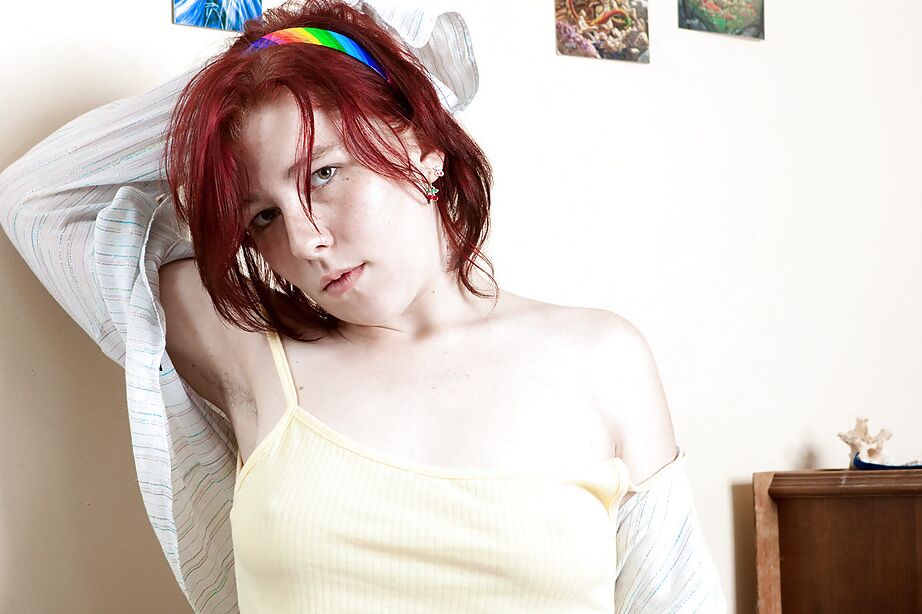 16P Ruiva amadora Meagan F masturbando sua buceta adolescente peluda