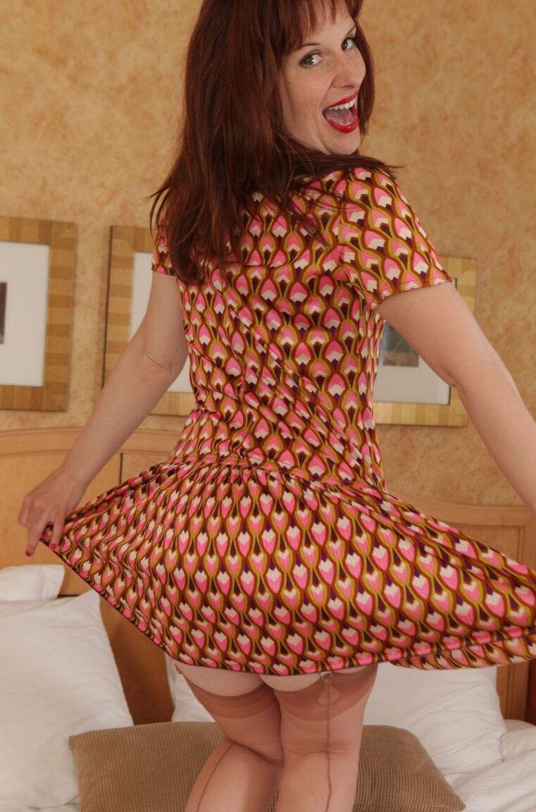 12P Dirty Angie, amateur rousse, expose un sein dans une ceinture et des bas nylon bronzés