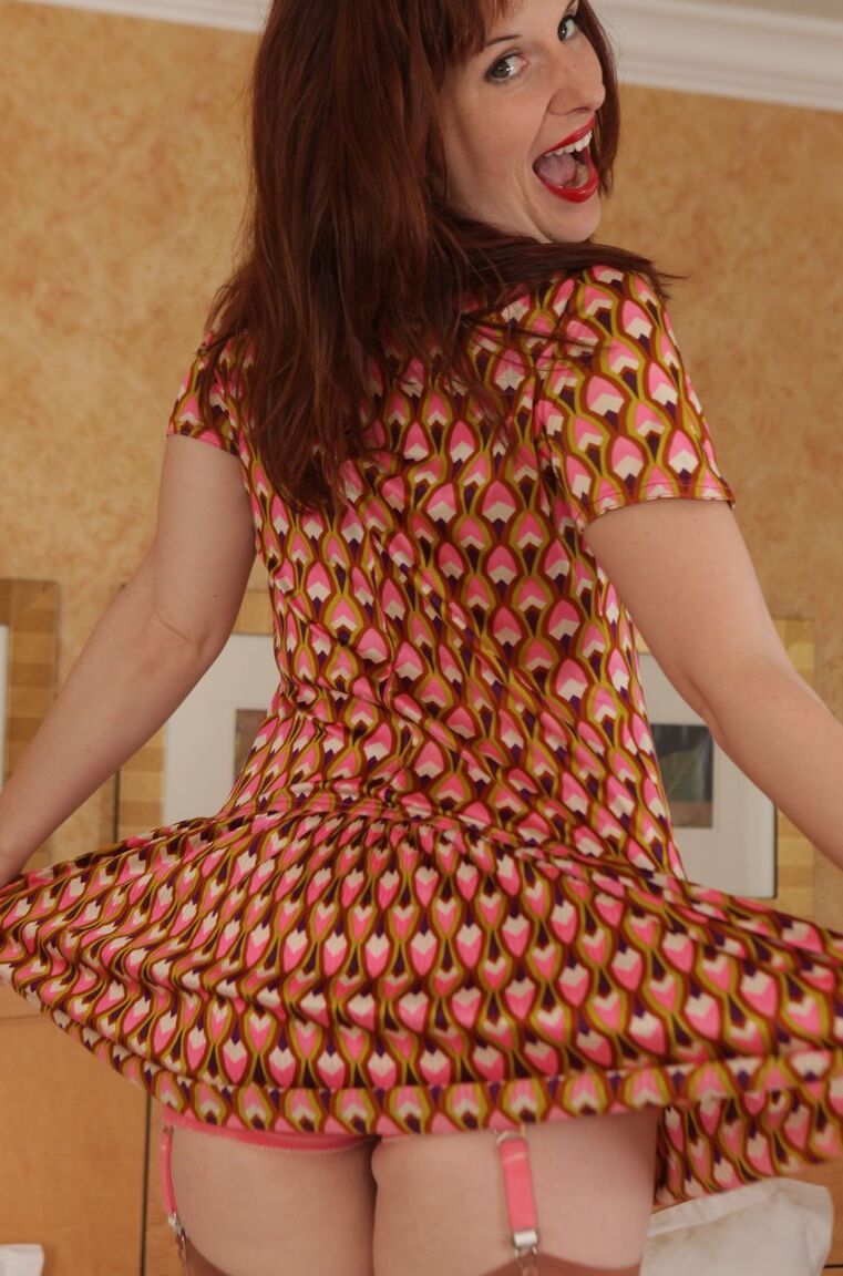 12P Dirty Angie, amateur rousse, expose un sein dans une ceinture et des bas nylon bronzés