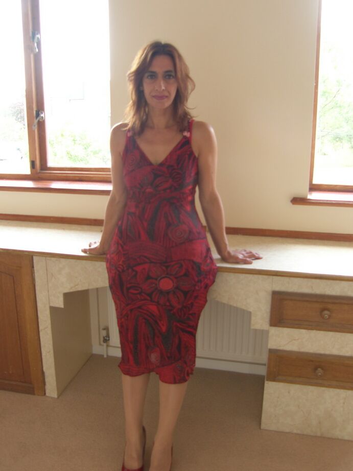 19P Middle-aged amateur changes into latex slutwear prior to toying her vagina