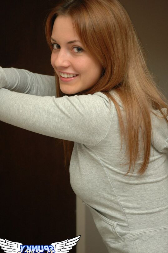 12P Modelo amateur de cara bonita posa no desnuda en jeans denim