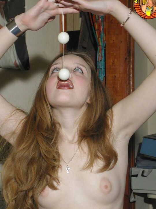 20P Une ado amateur suce les couilles de Ben Wa après les avoir retirées de sa chatte nue