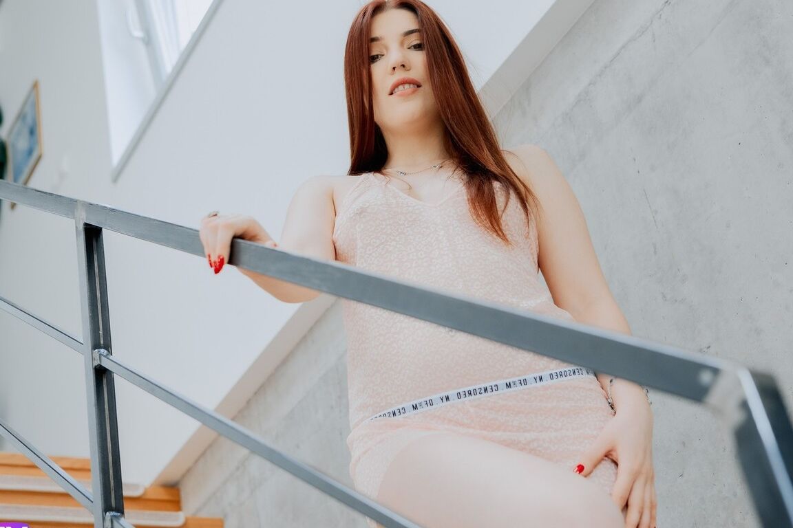 16P A ruiva pálida Mia Evans exibe seu lindo corpo durante uma foda com os dedos