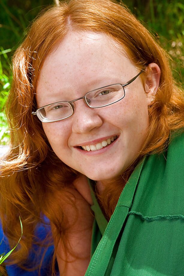 16P Une vilaine rousse à lunettes se déshabille en plein air pour étaler sa chatte
