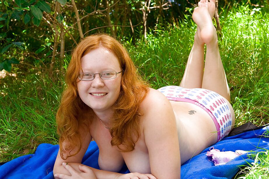 16P Une vilaine rousse à lunettes se déshabille en plein air pour étaler sa chatte
