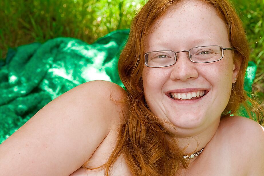 16P Une vilaine rousse à lunettes se déshabille en plein air pour étaler sa chatte