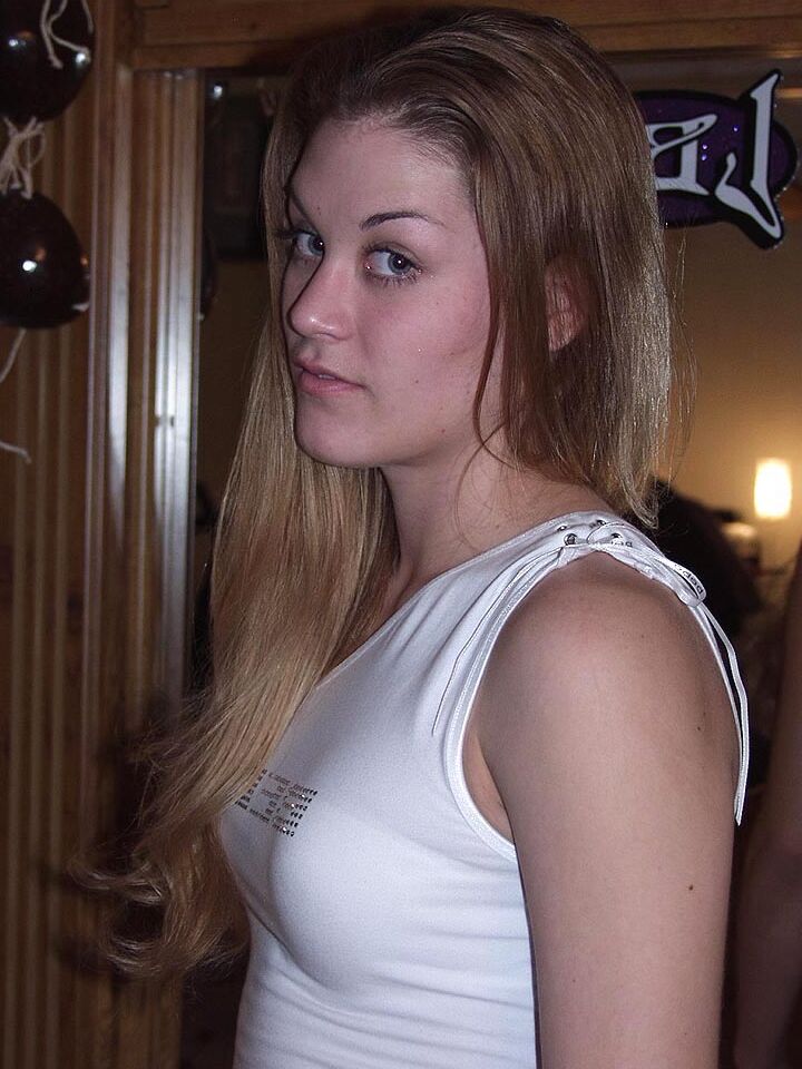 16P Adolescente amadora Britney fica nua na frente do espelho em seu quarto