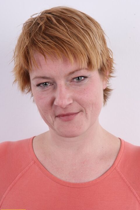 20P Amateur with short red hair shows her trimmed muff on a stool after disrobing