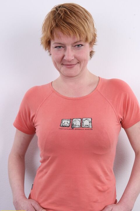 20P Amateur with short red hair shows her trimmed muff on a stool after disrobing