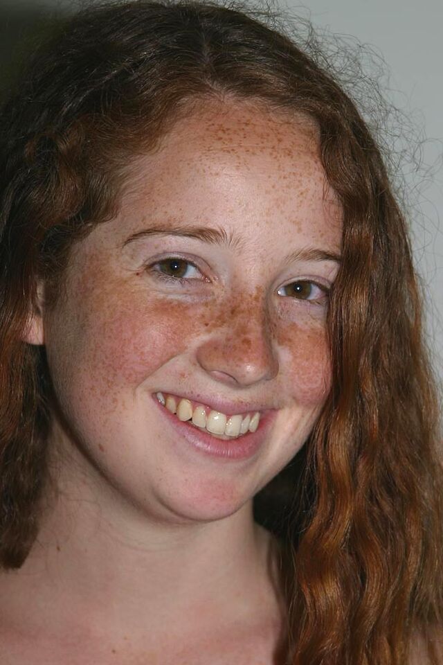 16P Rousse avec des taches de rousseur et de gros seins écarte sa chatte naturelle après s'être déshabillée