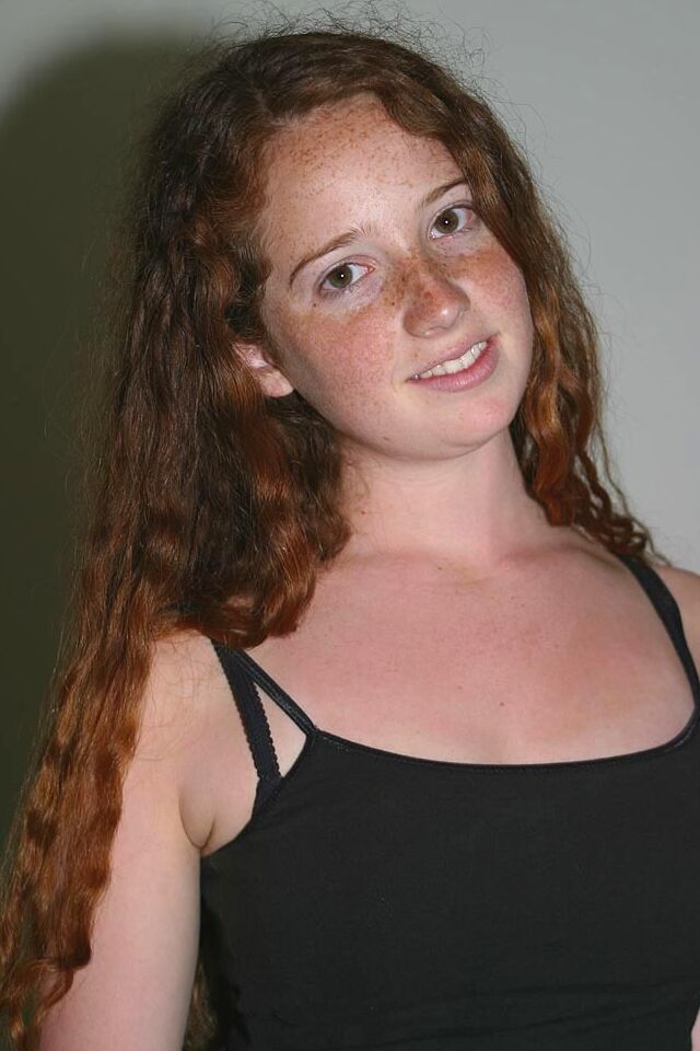 16P Rousse avec des taches de rousseur et de gros seins écarte sa chatte naturelle après s'être déshabillée