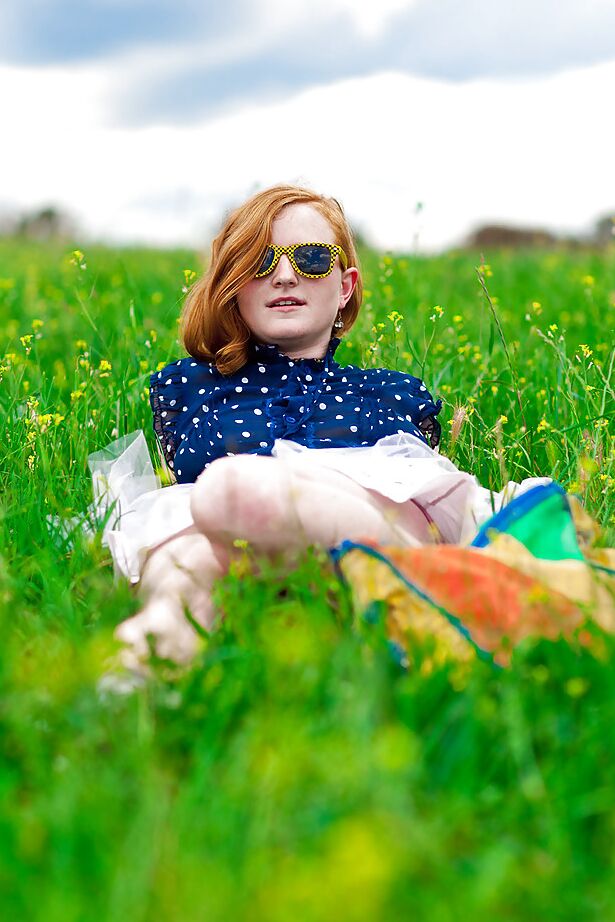 16P Isadora, une amatrice rousse, exhibe son manchon et ses aisselles poilues en plein air.