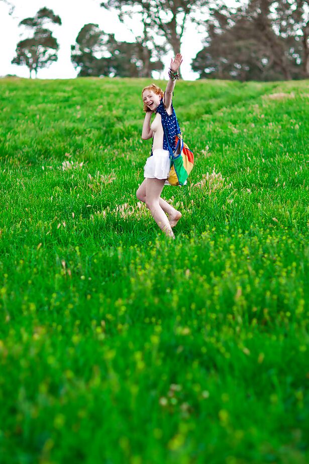 16P Isadora, une amatrice rousse, exhibe son manchon et ses aisselles poilues en plein air.