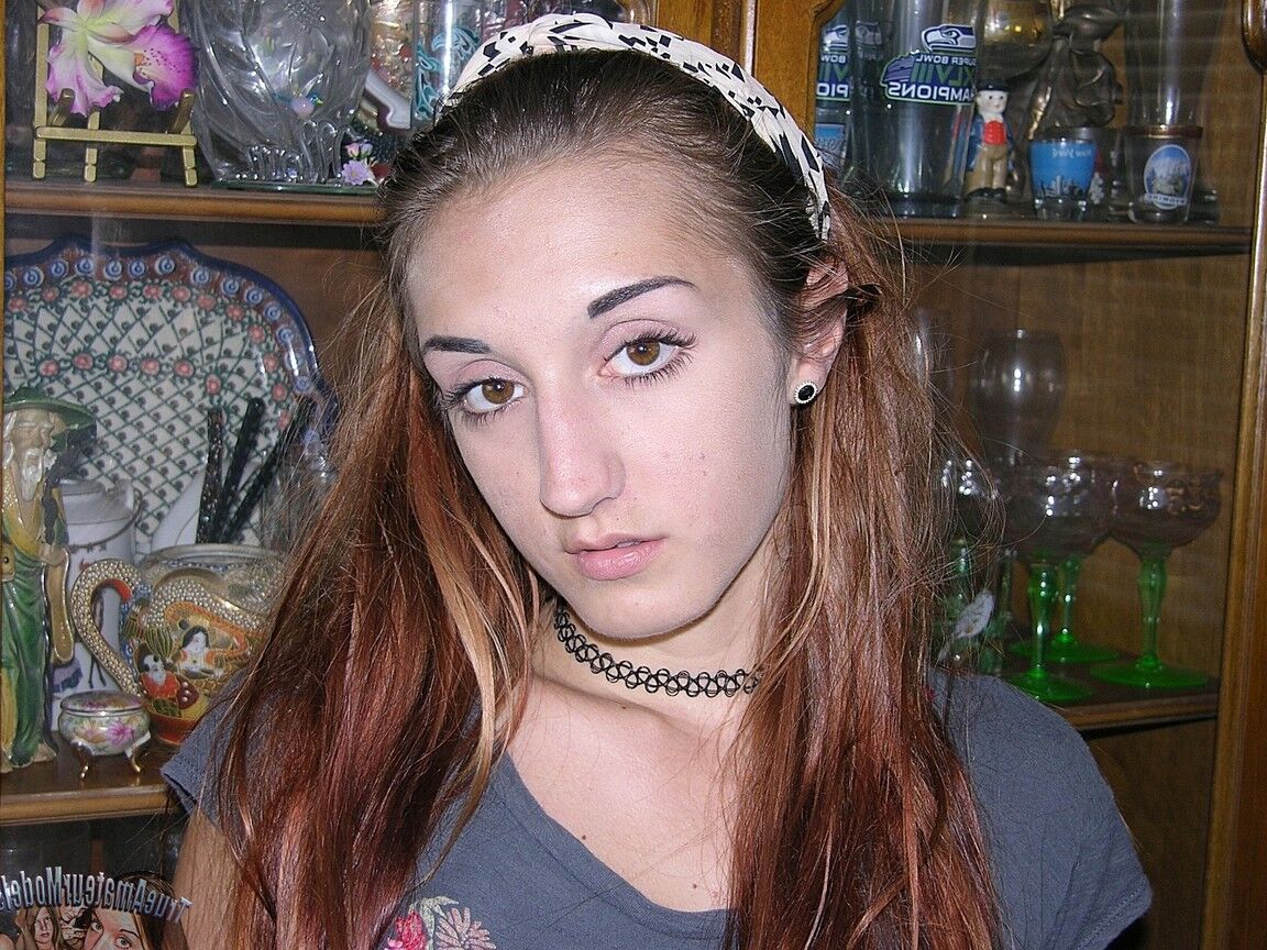 16P Die junge Rothaarige Amy R rockt bei ihrem Nacktdebüt ihren nackten Arsch und ihre kahle Möse