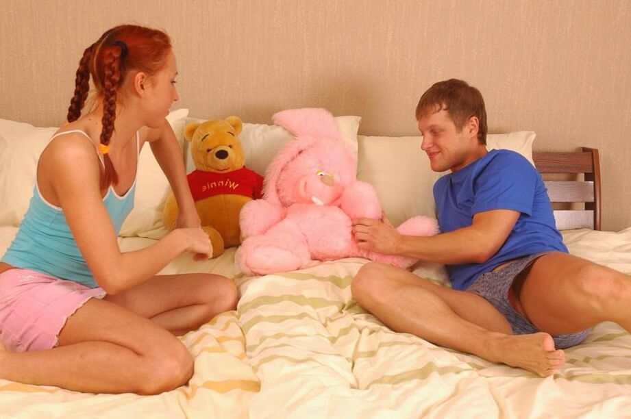16P Joven pelirroja con coletas recibe semen en la cara después del sexo entre sus peluches